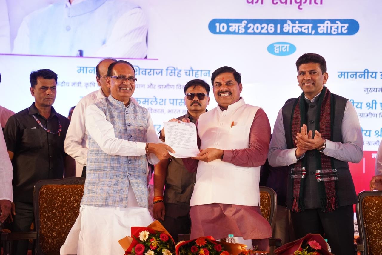 विकास के मंच से सियासी शक्ति प्रदर्शन