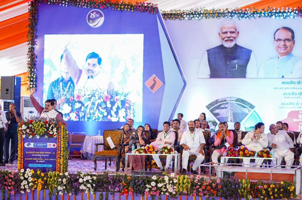 विकास के मंच से सियासी शक्ति प्रदर्शन