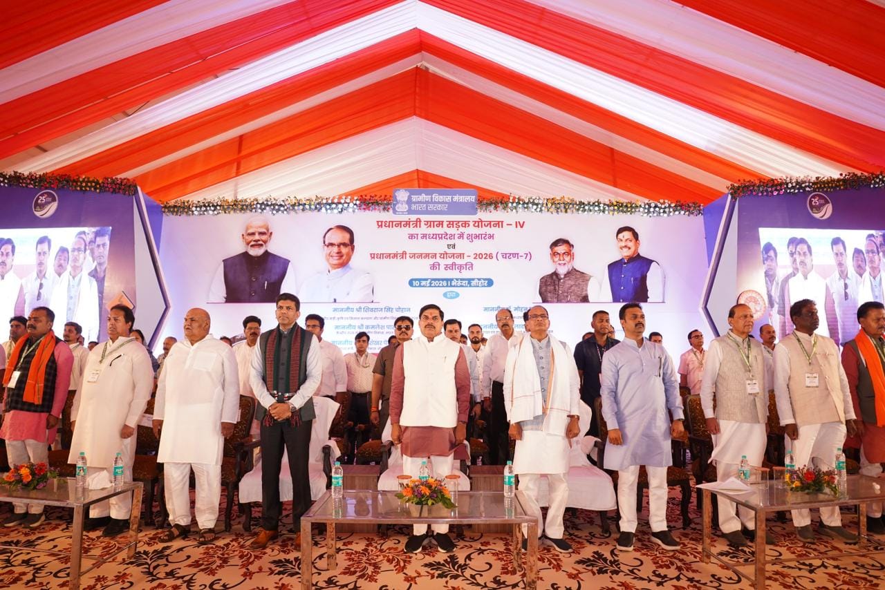 विकास के मंच से सियासी शक्ति प्रदर्शन