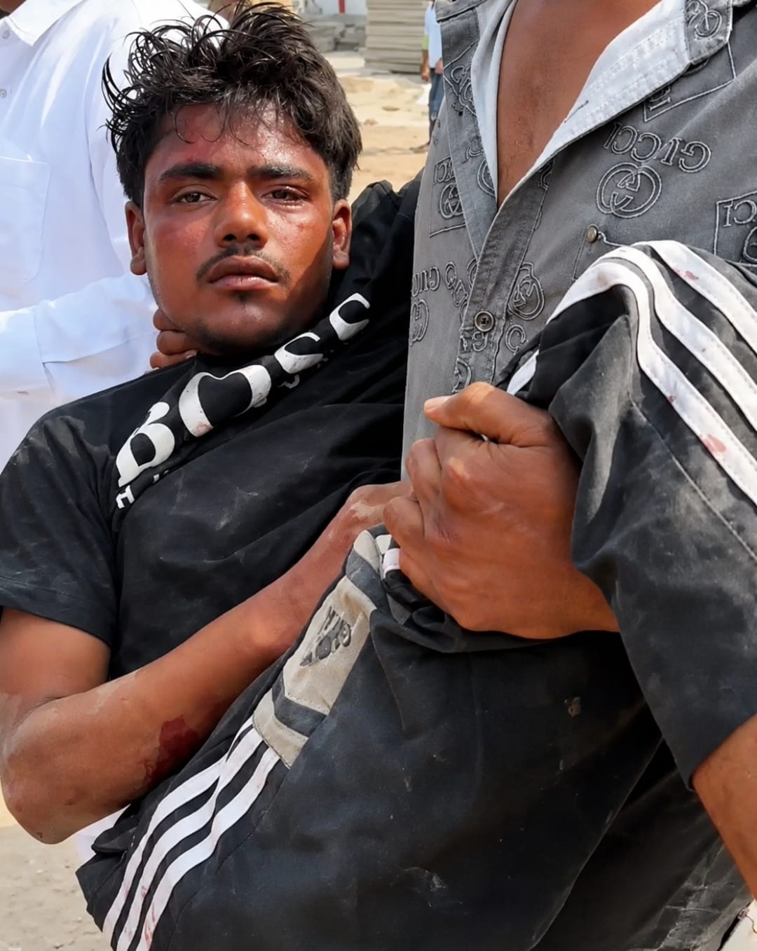 गांव देहरा में शोभायात्रा के दौरान हुए पथराव के बाद सड़क पड़े पत्थर। स्रोत वीडियो ग्रैब