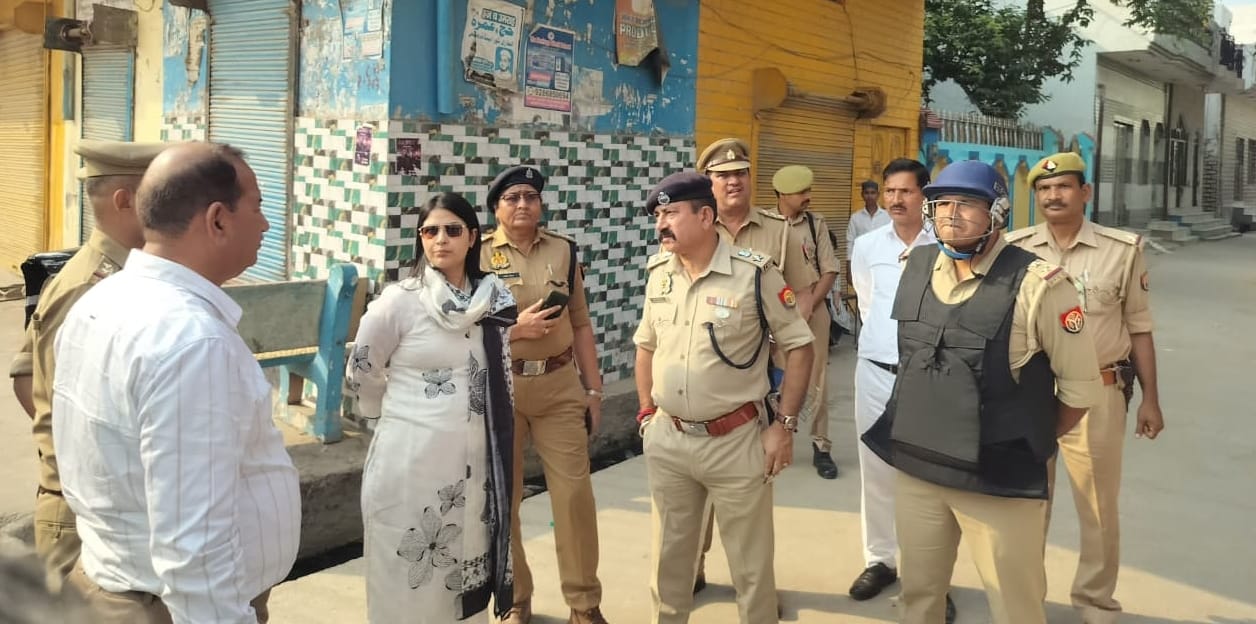 गांव देहरा में शोभायात्रा के दौरान हुए पथराव के बाद सड़क पड़े पत्थर। स्रोत वीडियो ग्रैब