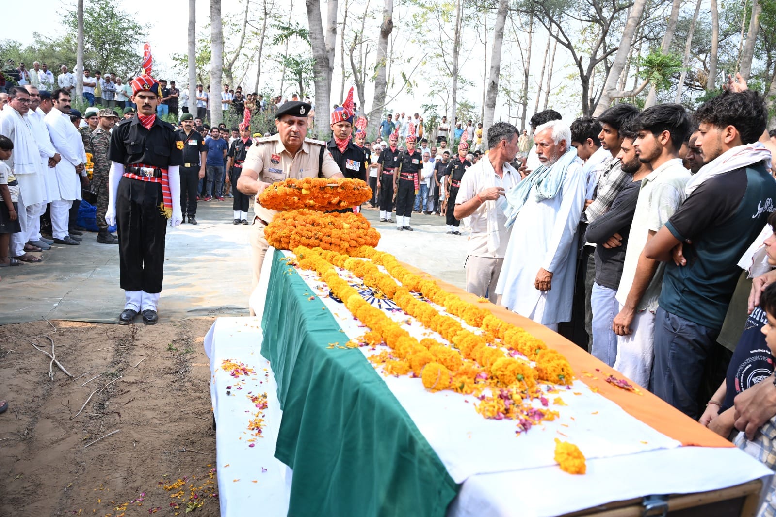 झोझू खुर्द में बलिदानी आनंद कुमार के बेटों को तिरंगा सौंपते हुए सेना के अधिकारी। संवाद झोझू खुर्द में बलिदानी आनंद कुमार के बेटों को तिरंगा सौंपते हुए सेना के अधिकारी। संवाद