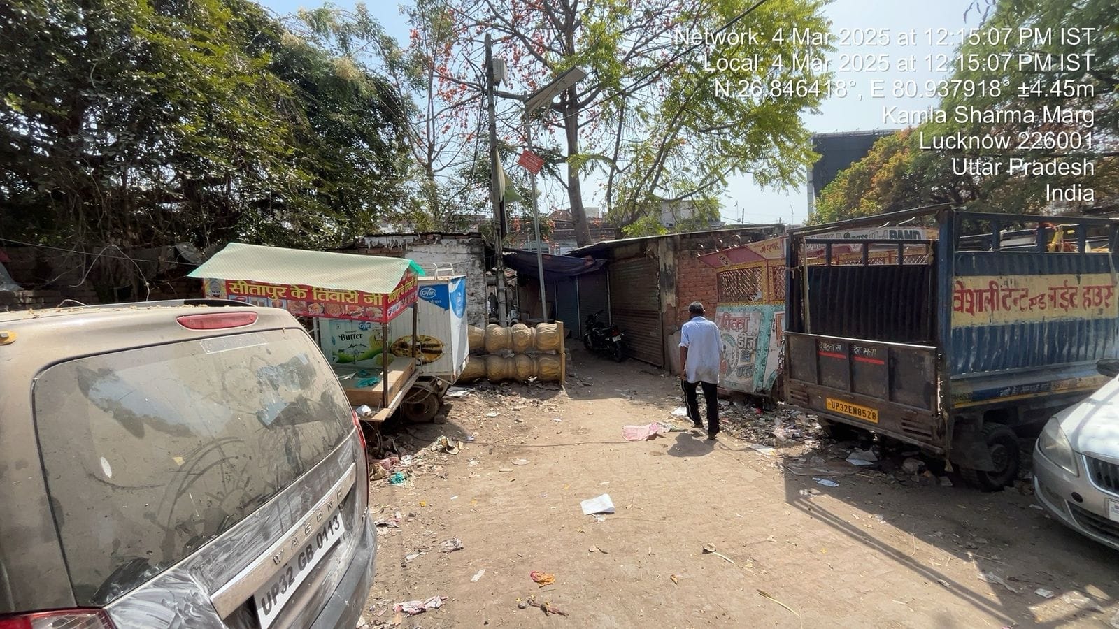 कॉम्पैक्टर की जगह पर कहीं लगा बिजली का पोल, कहीं अतिक्रमण। कॉम्पैक्टर की जगह पर कहीं लगा बिजली का पोल, कहीं अतिक्रमण।