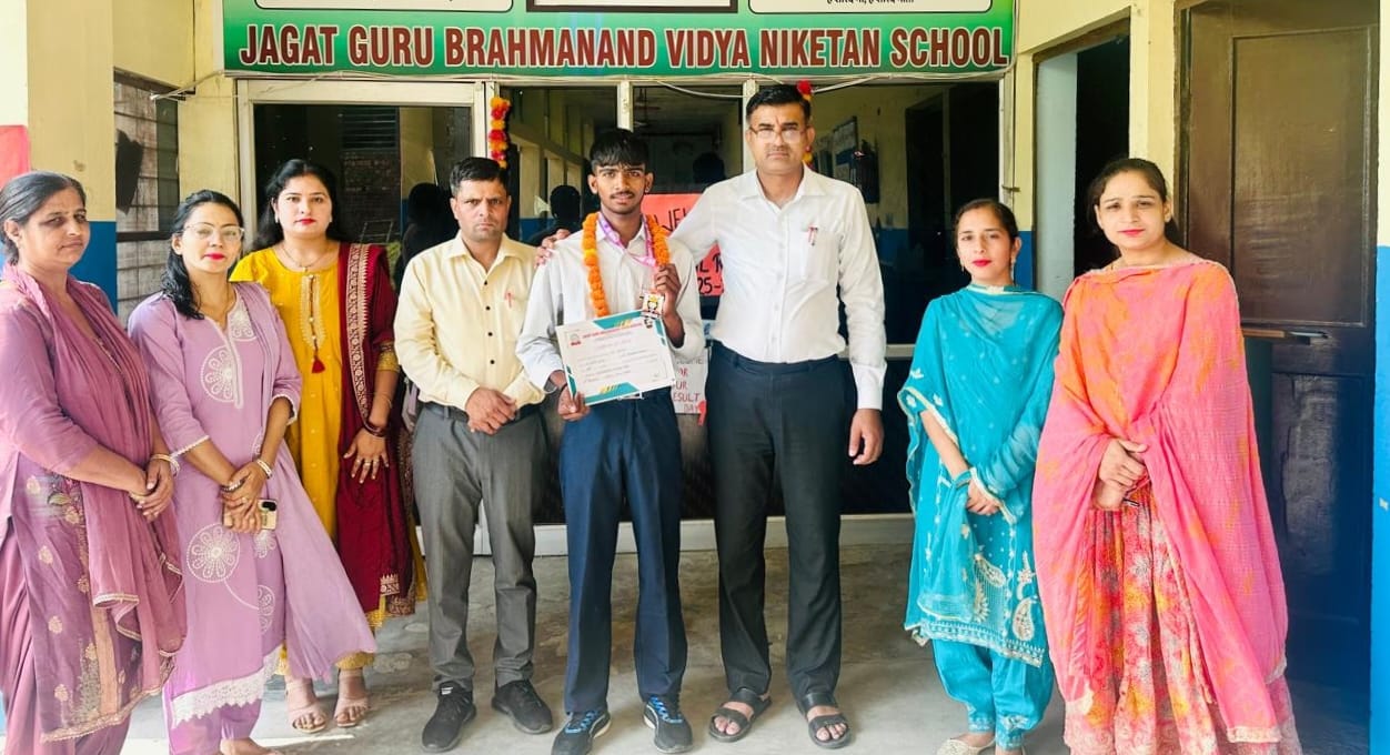 कुरुक्षेत्र। जतिन को सम्मानित करते शिक्षक। स्कूल कुरुक्षेत्र। जतिन को सम्मानित करते शिक्षक। स्कूल
