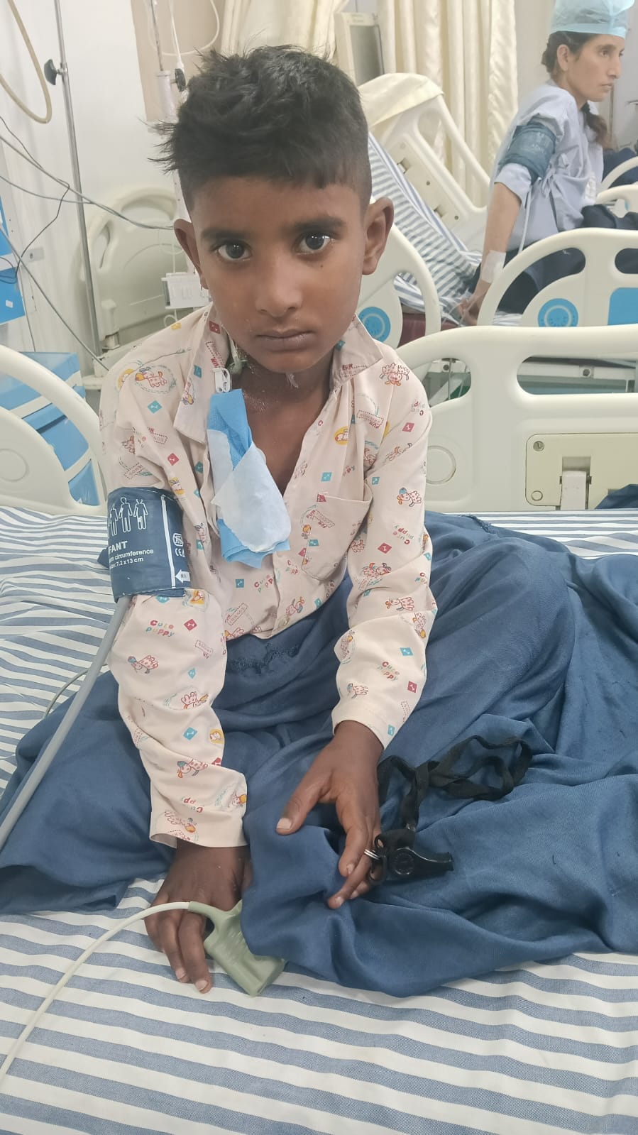 कुरुक्षेत्र। मासूम प्रिंस उपचार के दौरान अस्पताल के बैड पर बैठा हुआ। संस्थान कुरुक्षेत्र। मासूम प्रिंस उपचार के दौरान अस्पताल के बैड पर बैठा हुआ। संस्थान