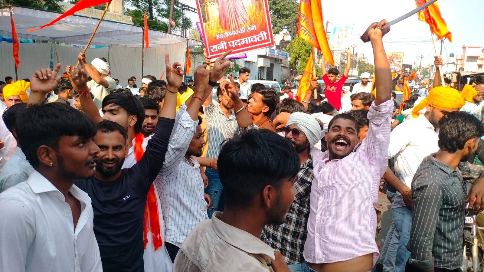 खतौली में महाराणा जयंती पर शोभायात्रा में तलवार लहराने वाले युवकों को समझाती सीओ। संवाद खतौली में महाराणा जयंती पर शोभायात्रा में तलवार लहराने वाले युवकों को समझाती सीओ। संवाद