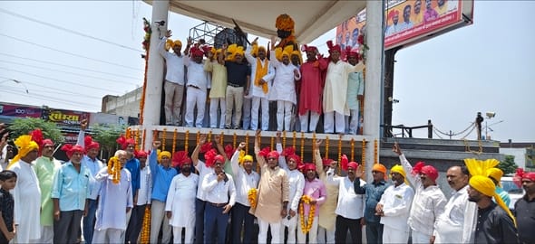 महाराणा प्रताप की जयंती के अवसर पडरौना बावली चौक स्थित महाराणा प्रताप की मूर्ति पर दुक्धाभिशेक महाराणा प्रताप की जयंती के अवसर पडरौना बावली चौक स्थित महाराणा प्रताप की मूर्ति पर दुक्धाभिशेक