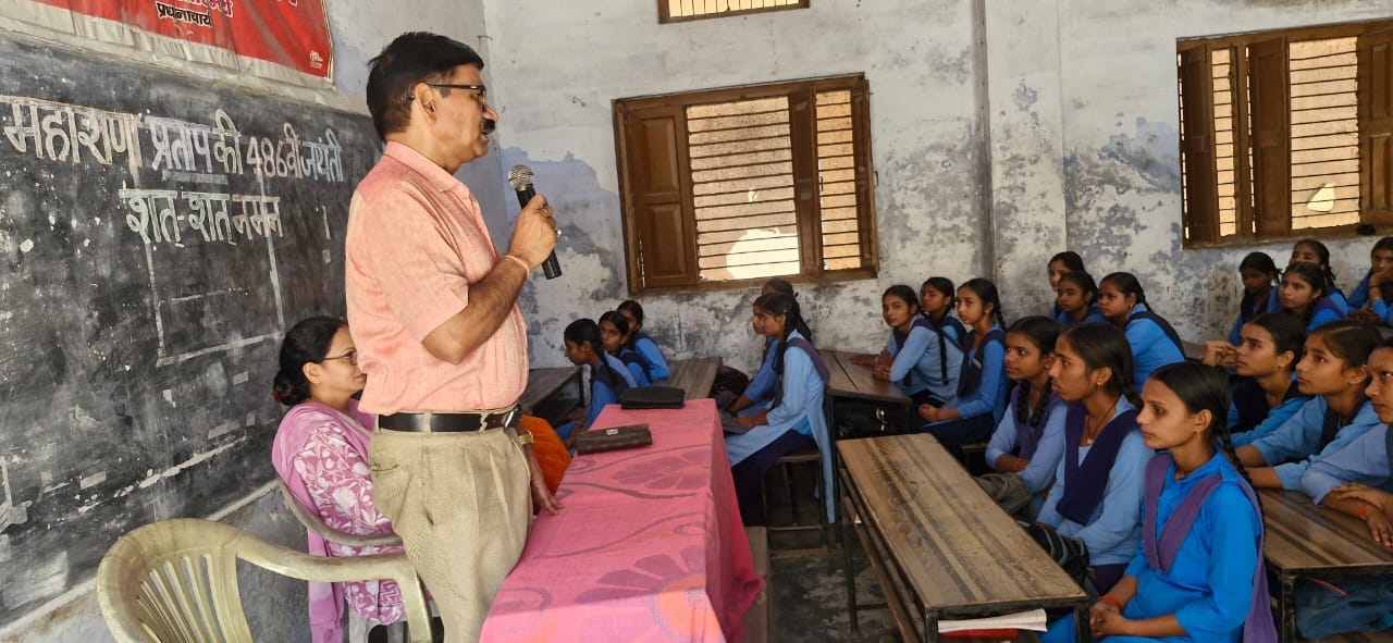 महाराणा प्रताप की प्रतिमा पर माल्यार्पण करते विधायक लोकेंद्र प्रताप सिंह व अन्य। स्रोत : सोशल म महाराणा प्रताप की प्रतिमा पर माल्यार्पण करते विधायक लोकेंद्र प्रताप सिंह व अन्य। स्रोत : सोशल म