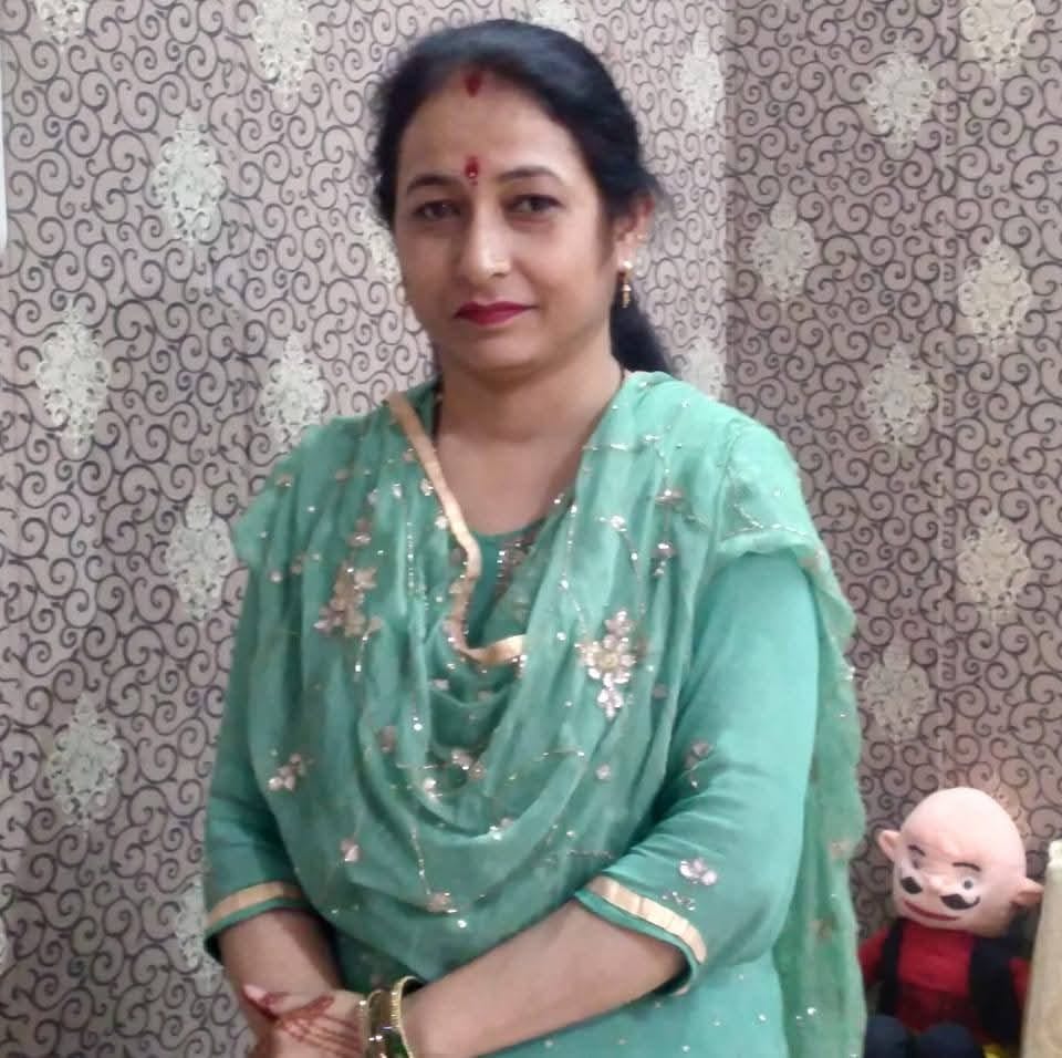 नाहन में खंबों में उलझी तारों के जाल। संवाद