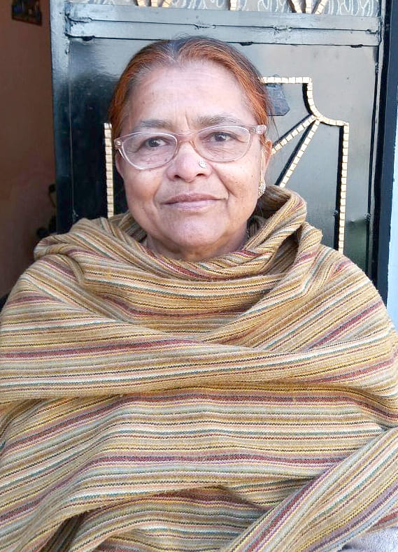 नाहन में खंबों में उलझी तारों के जाल। संवाद