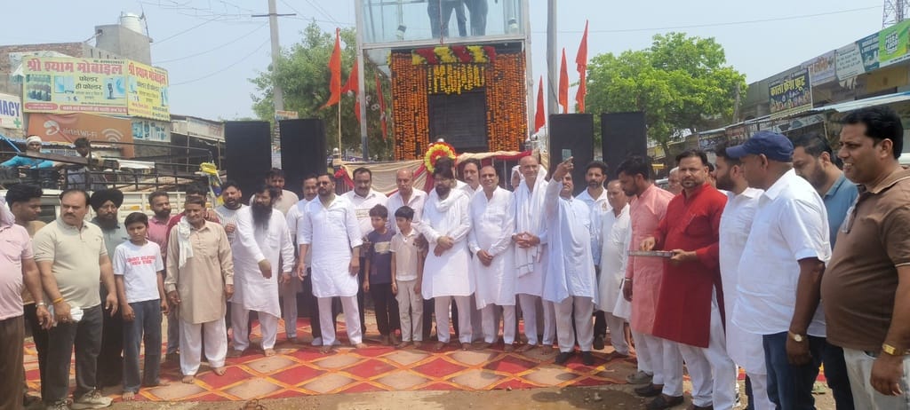 पूंडरी में महाराणा प्रताप के चित्र पर पुष्प अर्पित करते समाज के लोग पूंडरी में महाराणा प्रताप के चित्र पर पुष्प अर्पित करते समाज के लोग