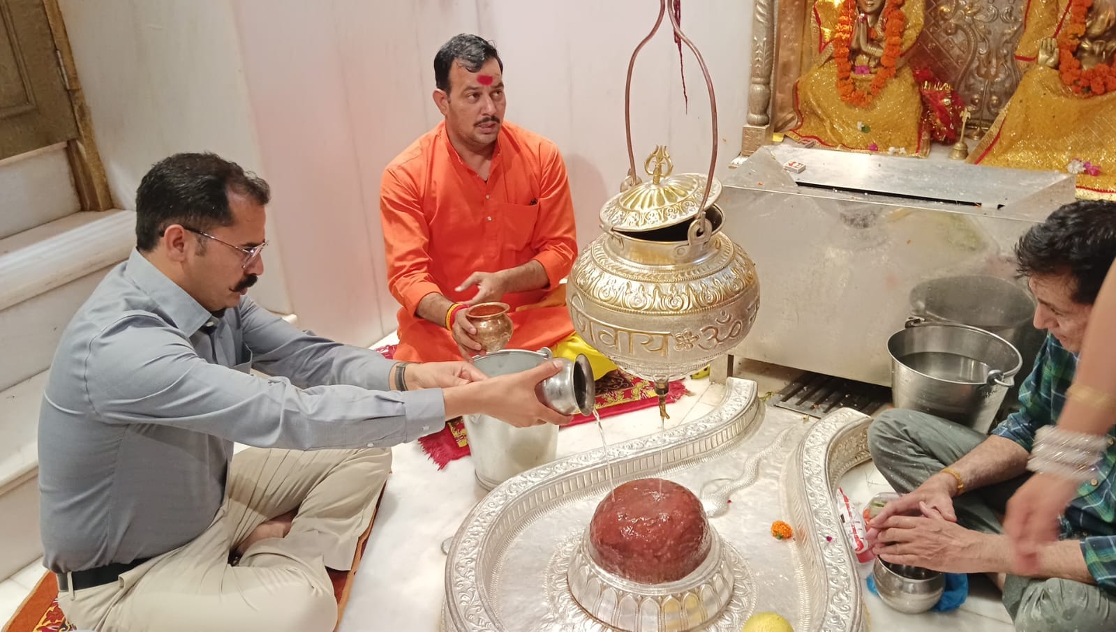 पिहोवा। श्री संगमेश्वर महादेव मंदिर में पूजा अर्चना करते उपायुक्त विश्राम कुमार मीणा। विज्ञप्ति पिहोवा। श्री संगमेश्वर महादेव मंदिर में पूजा अर्चना करते उपायुक्त विश्राम कुमार मीणा। विज्ञप्ति