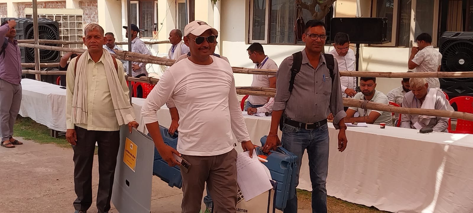 पोलिंग पार्टियों से बातचीत करते डीसी अभिषेक मीणा। स्रोत : प्रशासन