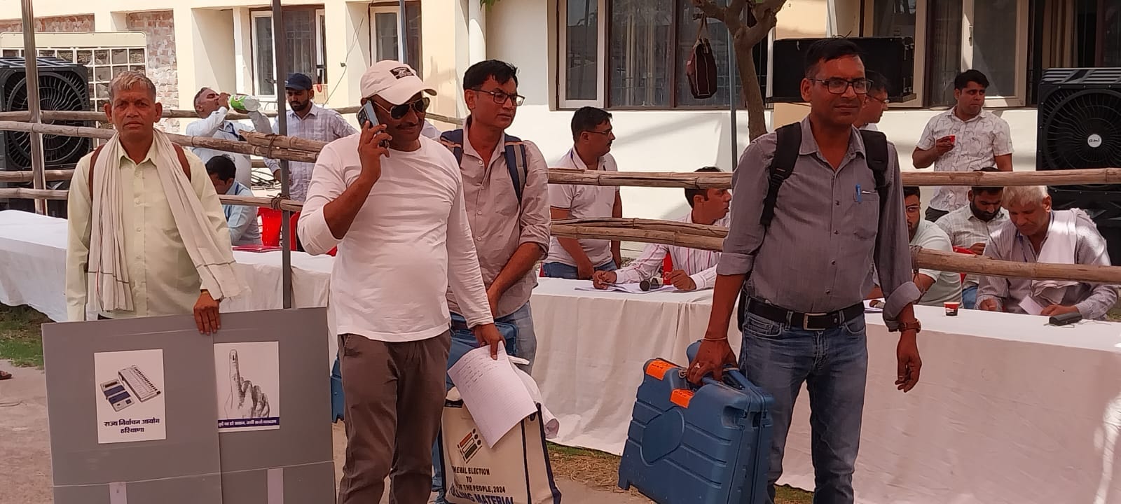 पोलिंग पार्टियों से बातचीत करते डीसी अभिषेक मीणा। स्रोत : प्रशासन