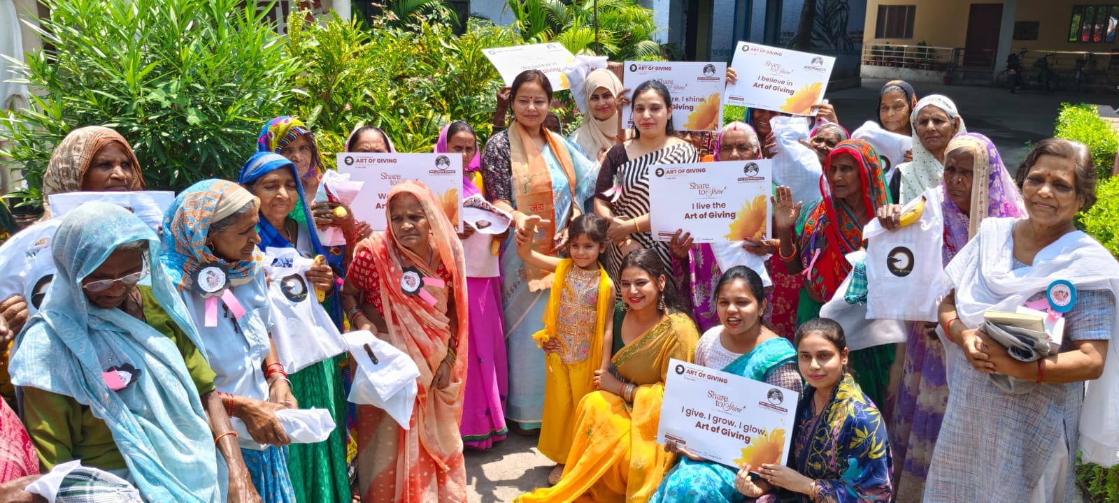पुवायां में आयोजित कार्यक्रम में शिवानी गुप्ता को सम्मानित करती संगठन की पदाधिकारी। स्रोत : स पुवायां में आयोजित कार्यक्रम में शिवानी गुप्ता को सम्मानित करती संगठन की पदाधिकारी। स्रोत : स