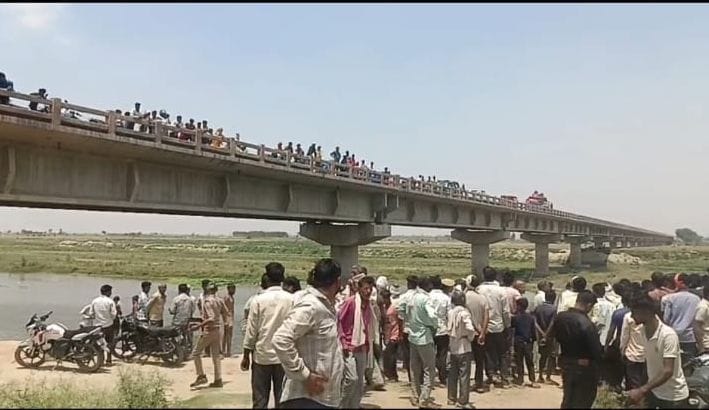 रामगंमा में डूबे युवक को निकालने के लिए गंगा में कूदने को तैयार गोताखोर। संवाद रामगंमा में डूबे युवक को निकालने के लिए गंगा में कूदने को तैयार गोताखोर। संवाद