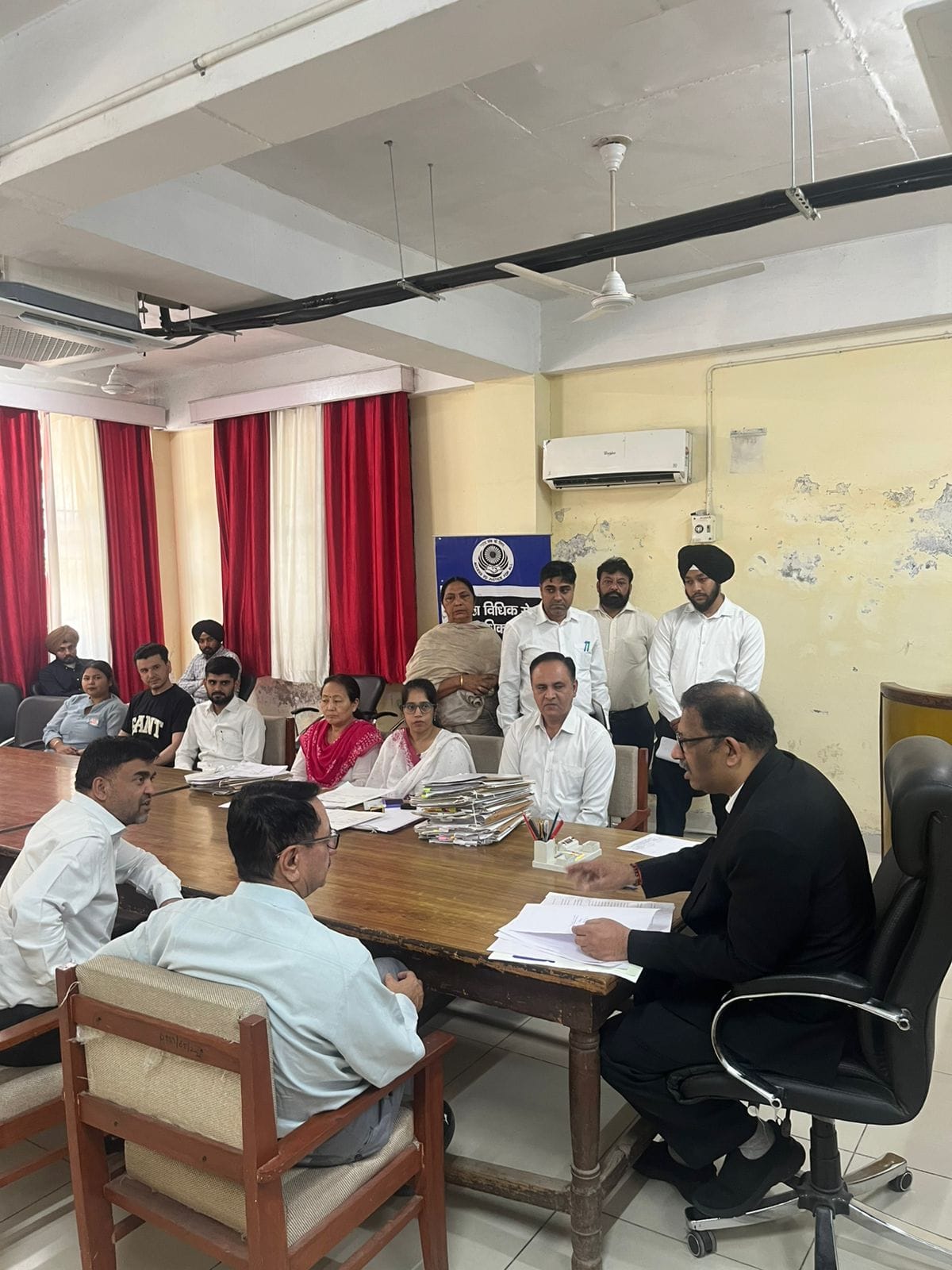 राष्ट्रीय लोक अदालत में जेएमआईसी श्रेया बंसल की कोर्ट में मौजूद न्यायधिकारी व शिकायतकर्ता। सं राष्ट्रीय लोक अदालत में जेएमआईसी श्रेया बंसल की कोर्ट में मौजूद न्यायधिकारी व शिकायतकर्ता। सं