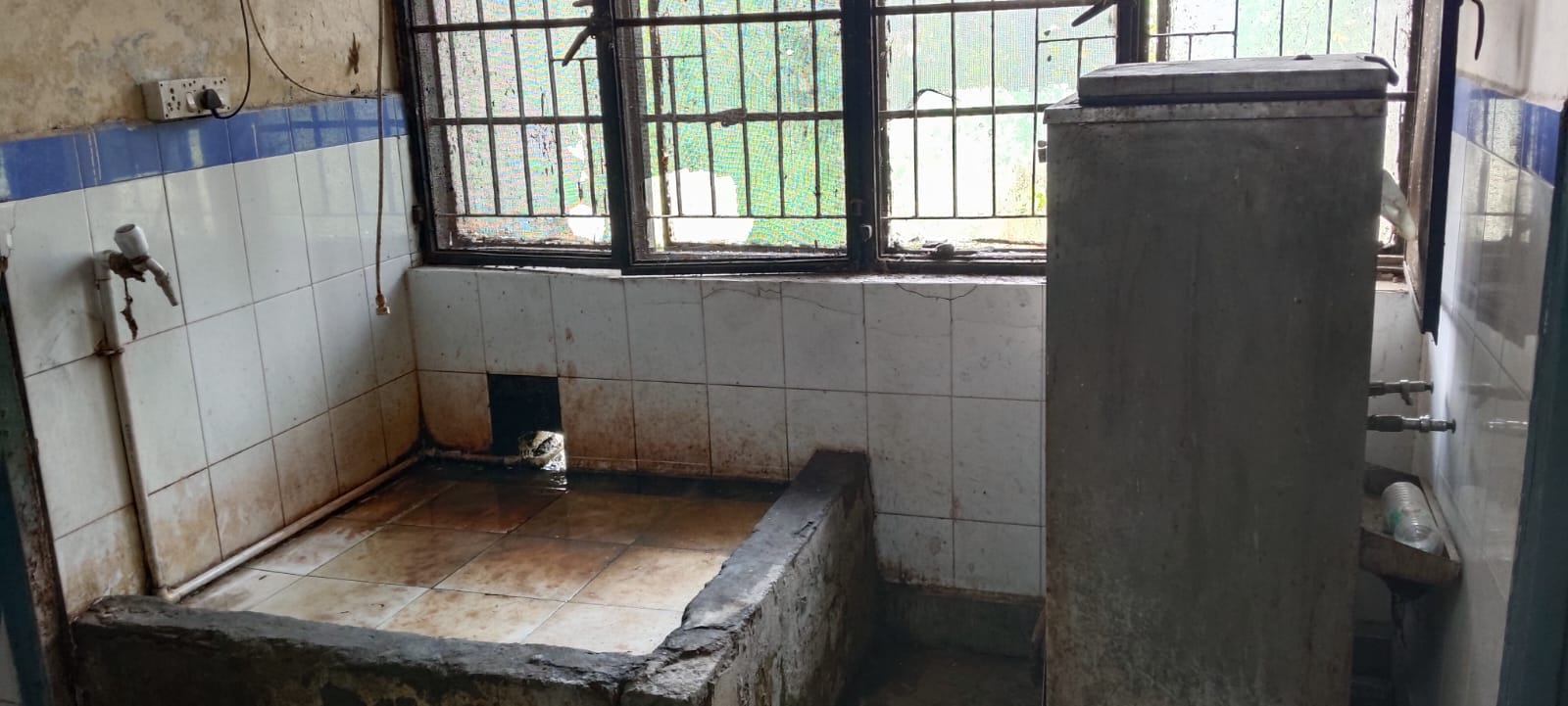 सीएचसी भगवानपुर में वार्ड में लगी खिड़कियों की टूटी पड़ी जाली - संवाद सीएचसी भगवानपुर में वार्ड में लगी खिड़कियों की टूटी पड़ी जाली - संवाद