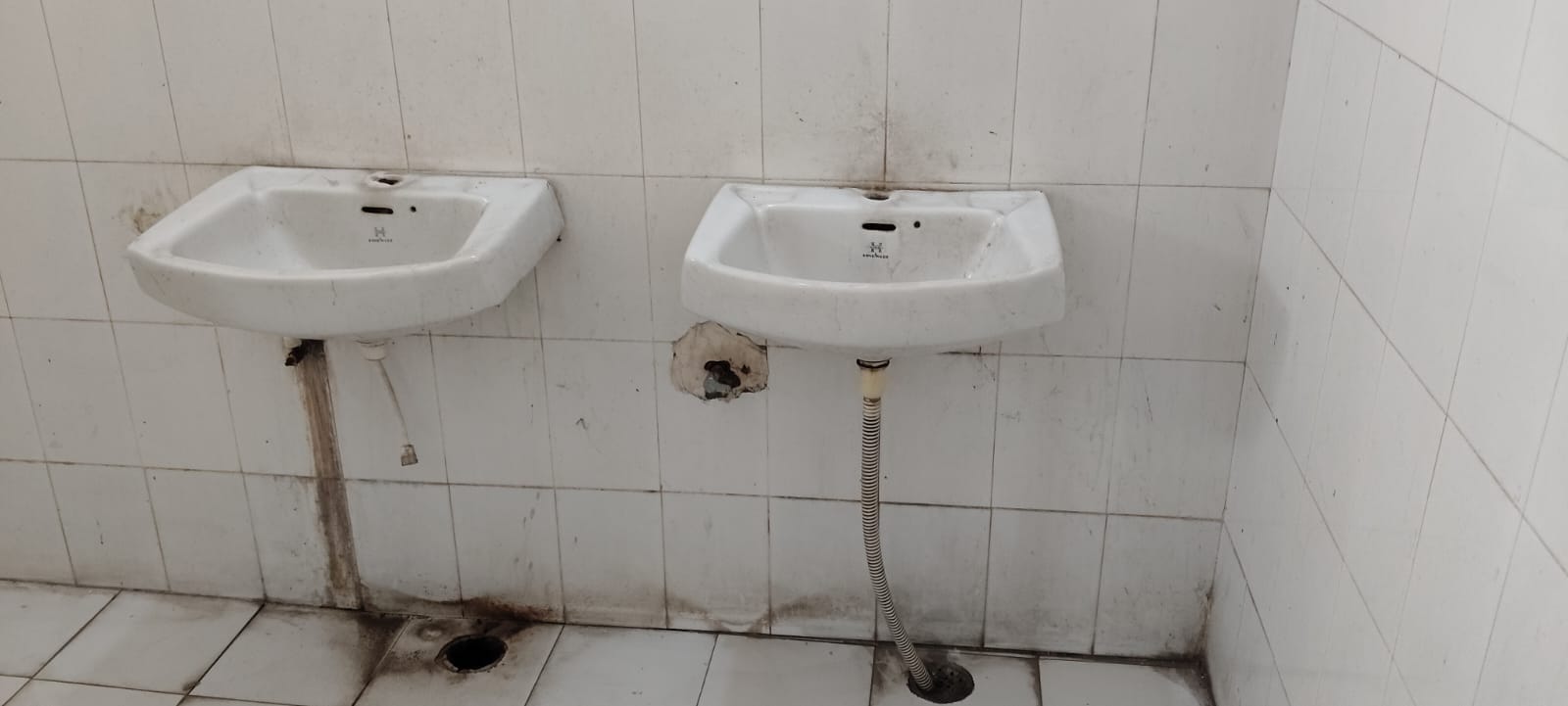 सीएचसी भगवानपुर में वार्ड में लगी खिड़कियों की टूटी पड़ी जाली - संवाद सीएचसी भगवानपुर में वार्ड में लगी खिड़कियों की टूटी पड़ी जाली - संवाद