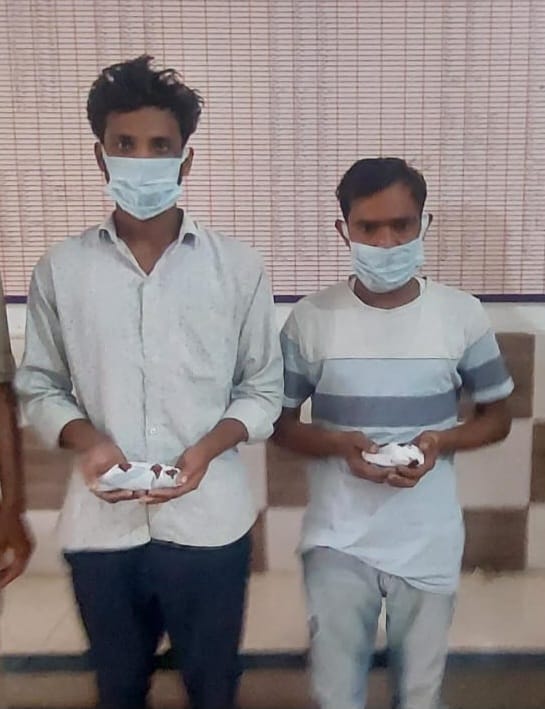 शामली कोतवालाी में चरस के साथ गिरफ्तार आरोपी। स्रोत पुलिस विभाग शामली कोतवालाी में चरस के साथ गिरफ्तार आरोपी। स्रोत पुलिस विभाग