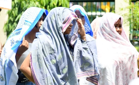 तेज गर्मी से लोग रहे परेशान। तेज गर्मी से लोग रहे परेशान।