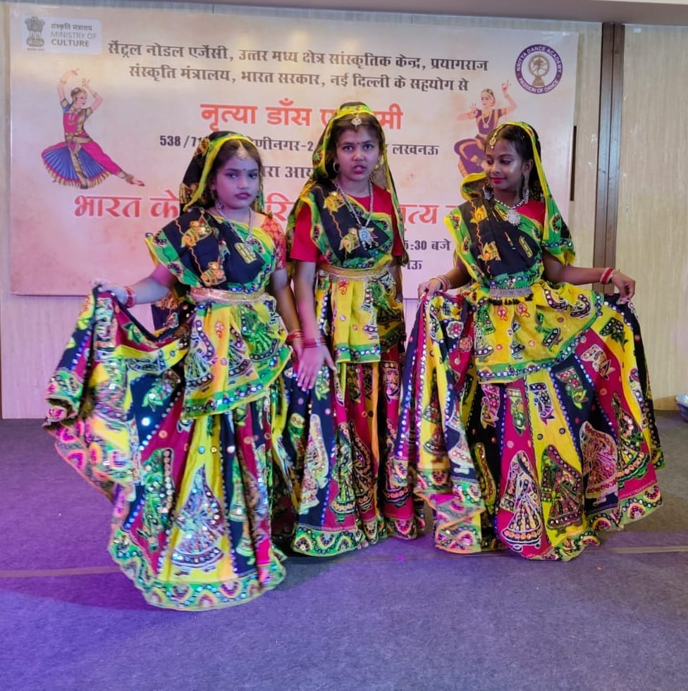 उत्तराखंड महापरिषद भवन में नृत्य प्रस्तुति देते कलाकार उत्तराखंड महापरिषद भवन में नृत्य प्रस्तुति देते कलाकार
