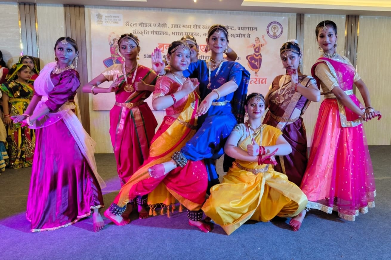 उत्तराखंड महापरिषद भवन में नृत्य प्रस्तुति देते कलाकार उत्तराखंड महापरिषद भवन में नृत्य प्रस्तुति देते कलाकार