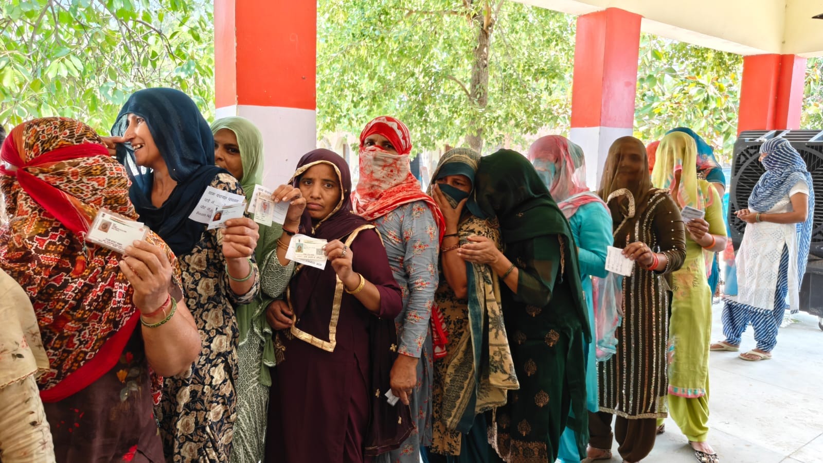 10jjrp21- धांधलान गांव में सरपंच चुनाव को लेकर गेट पर चेकिंग करते पुलिस कर्मचारी। संवाद