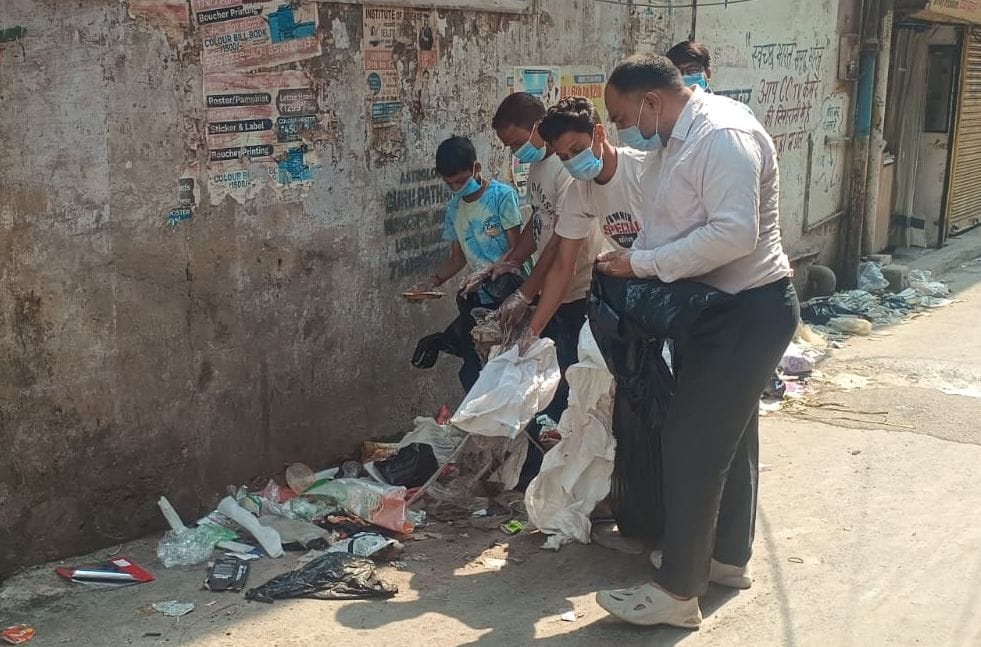 41-शहर में झज्जर रोड पर फैला कचरा। संवाद 41-शहर में झज्जर रोड पर फैला कचरा। संवाद