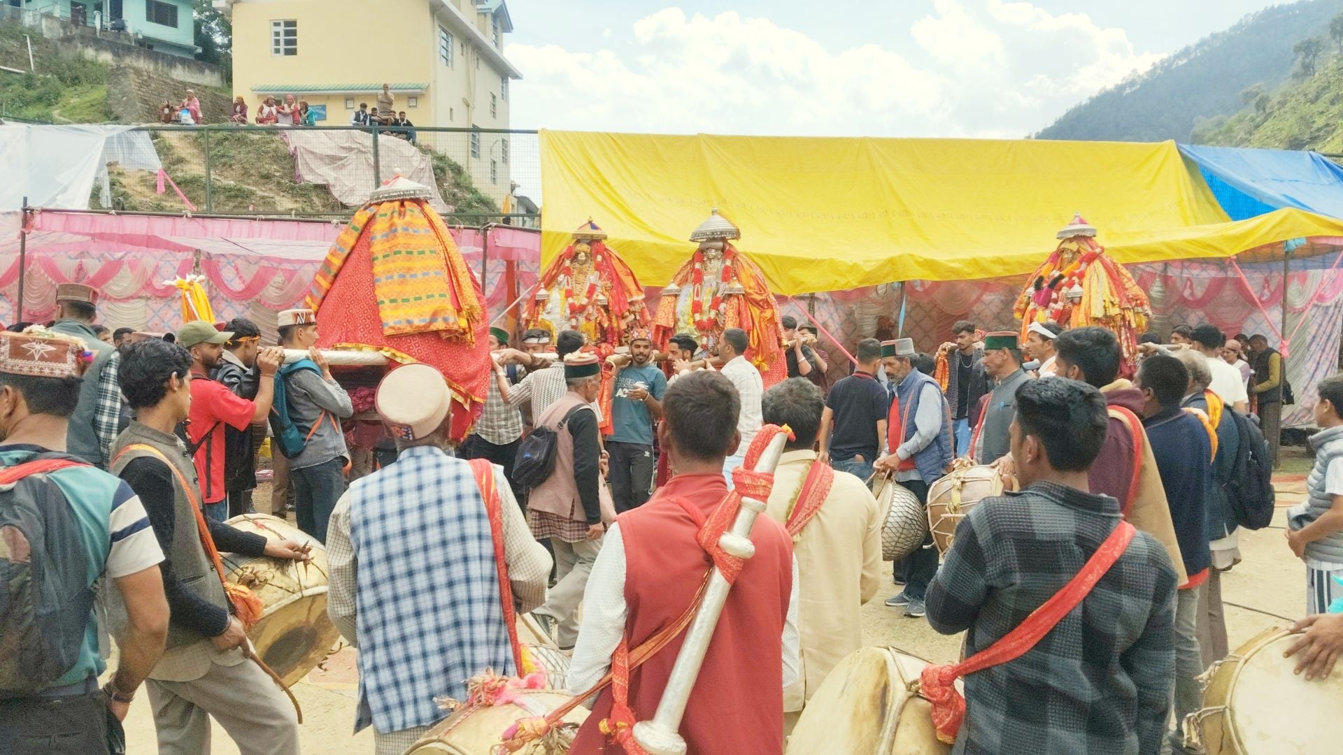 आनी मेले के अंतिम दिन सांस्कृतिक कार्यक्रम पेश करती महिलाएं। संवाद