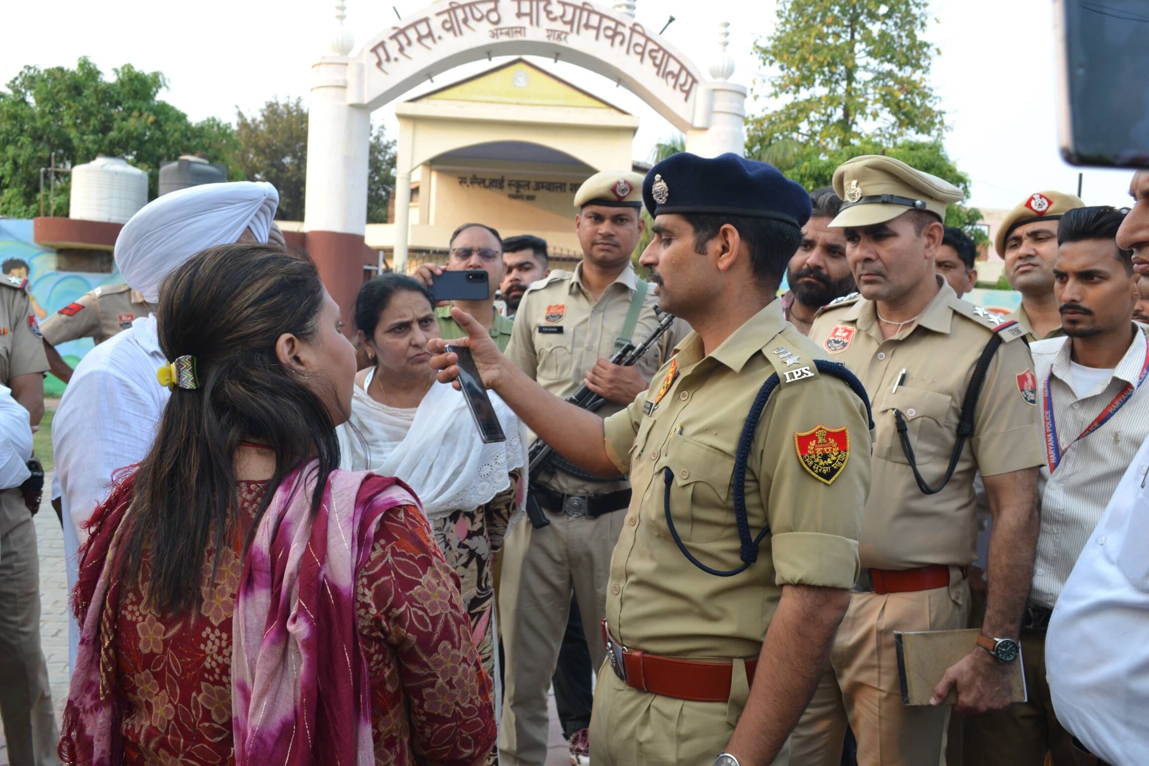 अंबाला। नगर निगम चुनाव के दौरान आर्य वरिष्ठ माध्यमिक विद्यालय के मतदान केंद्र के बाहर विरोध करत