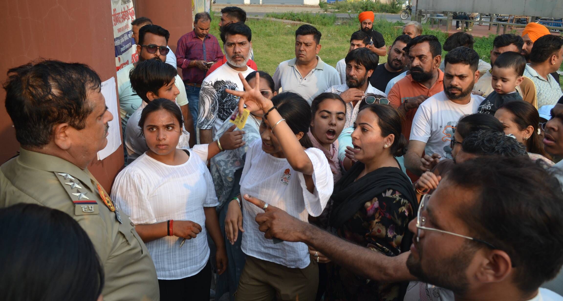 अंबाला। नगर निगम चुनाव के दौरान आर्य वरिष्ठ माध्यमिक विद्यालय के मतदान केंद्र के बाहर विरोध करत