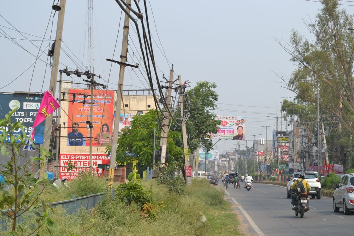 अंबाला। नगर निगम चुनाव के दौरान जिला मत्स्य अधिकारी कार्यालय के मतदान केंद्र के बाहर लगे प्रचा