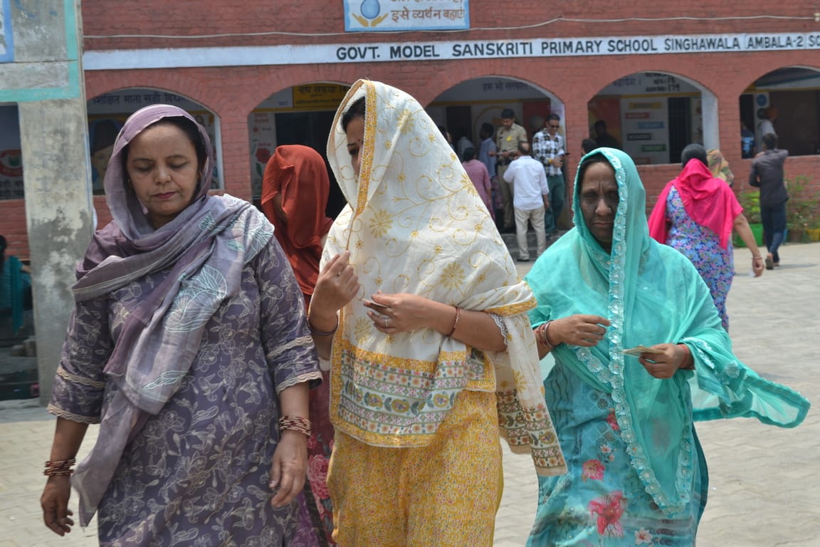 अंबाला। नगर निगम चुनाव के दौरान मॉडल टाउन के मतदान केंद्र के बाहर सभी पार्टियों के बने बूथ सुब अंबाला। नगर निगम चुनाव के दौरान मॉडल टाउन के मतदान केंद्र के बाहर सभी पार्टियों के बने बूथ सुब
