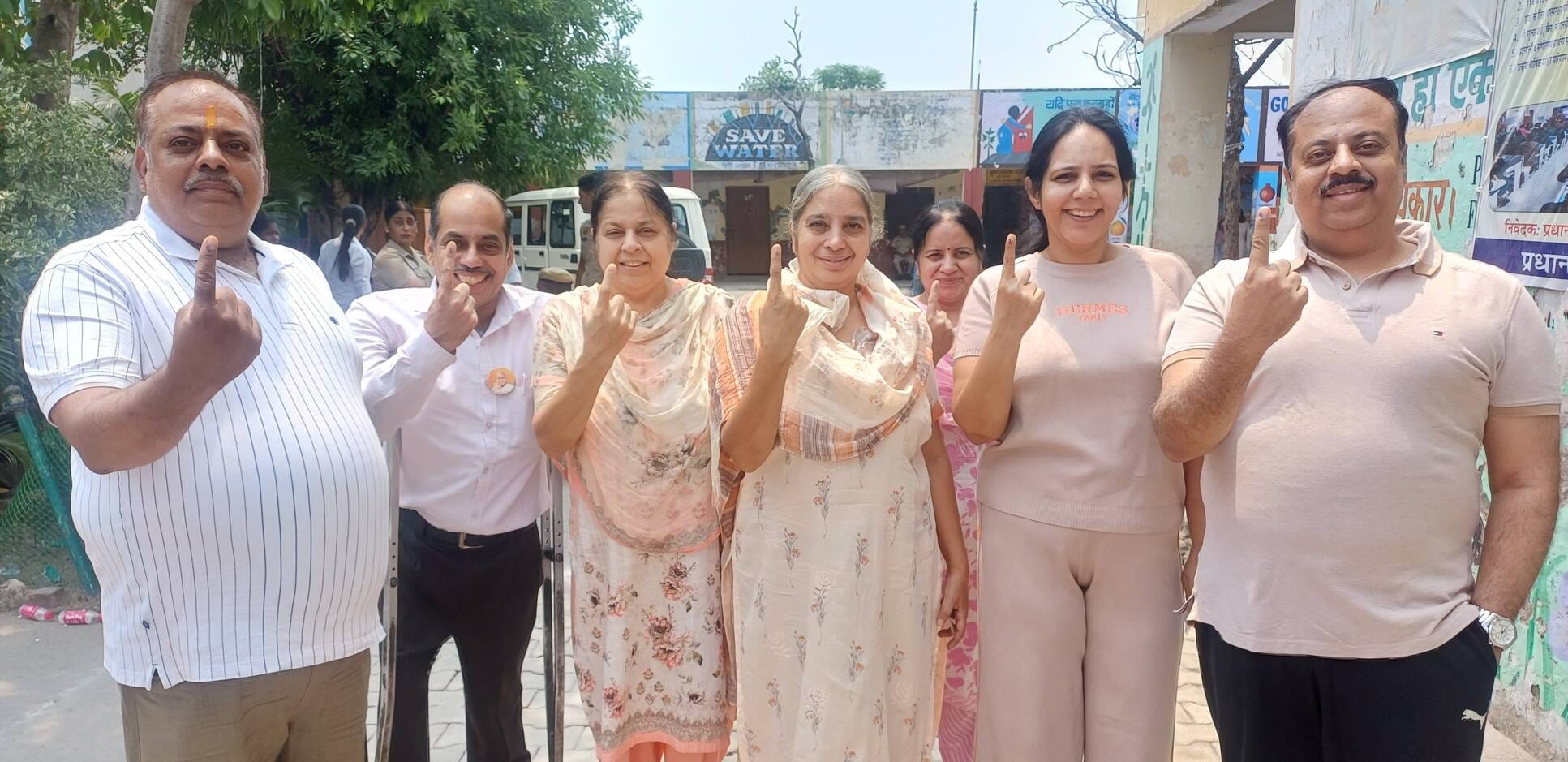 अंबाला। नगर निगम चुनाव के दौरान मॉडल टाउन के मतदान केंद्र के बाहर सभी पार्टियों के बने बूथ सुब अंबाला। नगर निगम चुनाव के दौरान मॉडल टाउन के मतदान केंद्र के बाहर सभी पार्टियों के बने बूथ सुब