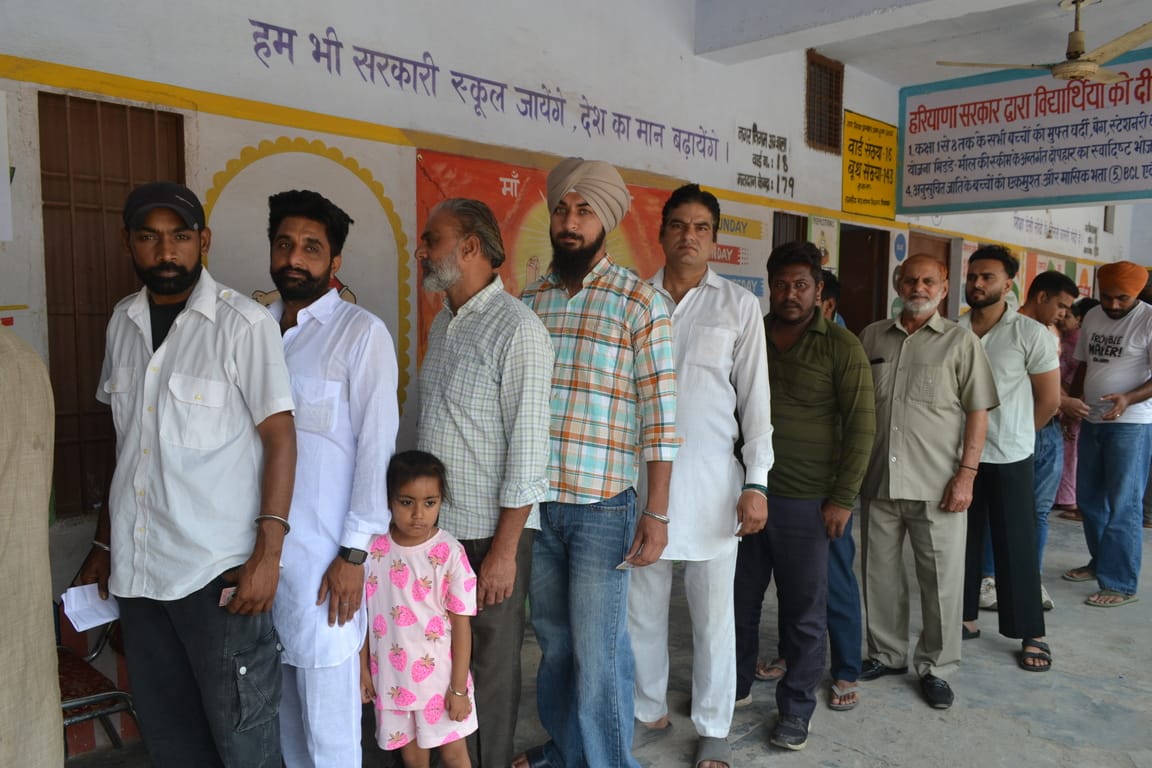 अंबाला। नगर निगम चुनाव के दौरान मॉडल टाउन के मतदान केंद्र के बाहर सभी पार्टियों के बने बूथ सुब अंबाला। नगर निगम चुनाव के दौरान मॉडल टाउन के मतदान केंद्र के बाहर सभी पार्टियों के बने बूथ सुब