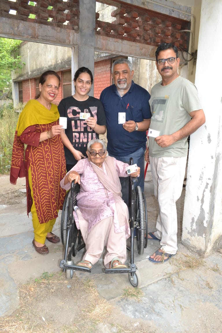 अंबाला। नगर निगम चुनाव के दौरान मॉडल टाउन के मतदान केंद्र के बाहर सभी पार्टियों के बने बूथ सुब अंबाला। नगर निगम चुनाव के दौरान मॉडल टाउन के मतदान केंद्र के बाहर सभी पार्टियों के बने बूथ सुब