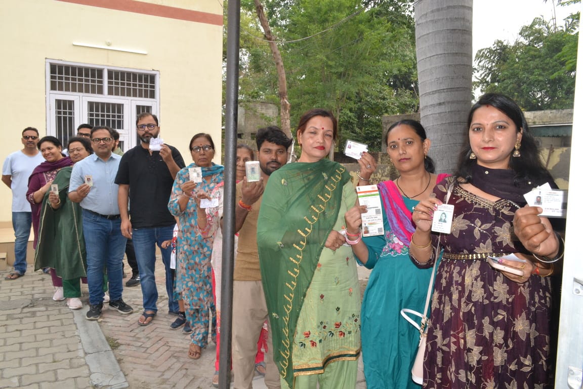 अंबाला। नगर निगम चुनाव के दौरान मॉडल टाउन के मतदान केंद्र के बाहर सभी पार्टियों के बने बूथ सुब अंबाला। नगर निगम चुनाव के दौरान मॉडल टाउन के मतदान केंद्र के बाहर सभी पार्टियों के बने बूथ सुब