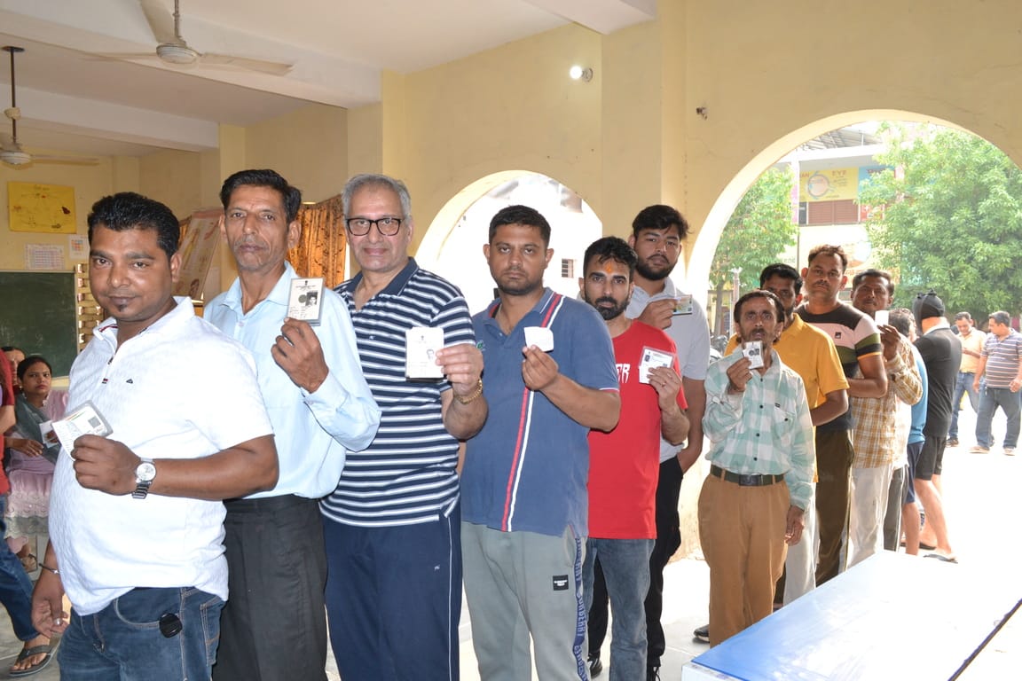 अंबाला। नगर निगम चुनाव के दौरान मॉडल टाउन के मतदान केंद्र के बाहर सभी पार्टियों के बने बूथ सुब अंबाला। नगर निगम चुनाव के दौरान मॉडल टाउन के मतदान केंद्र के बाहर सभी पार्टियों के बने बूथ सुब
