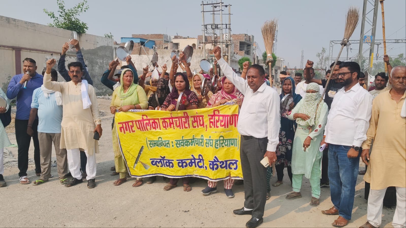 भाजपा जिलाध्यक्ष ज्योति सैनी को ज्ञापन सौंपते हुए कर्मचारी।