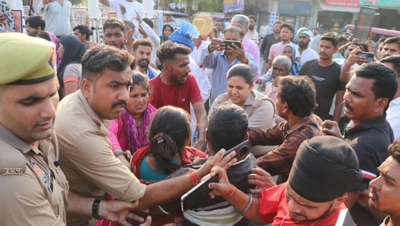 बिजनौर जिला कारागार में कैदी की मौत के बाद जजी चौक पर जाम के दौरान डीआईजी की गाड़ी के आगे लेट र