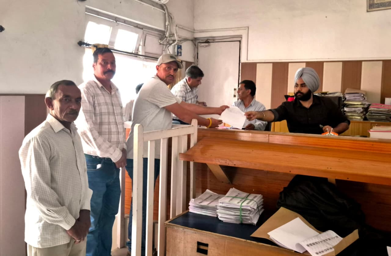 बिलासपुर में जिला परिषद के लिए नामांकन करते उम्मीदवार अशोक कुमार। स्रोत: जागरूक पाठक बिलासपुर में जिला परिषद के लिए नामांकन करते उम्मीदवार अशोक कुमार। स्रोत: जागरूक पाठक