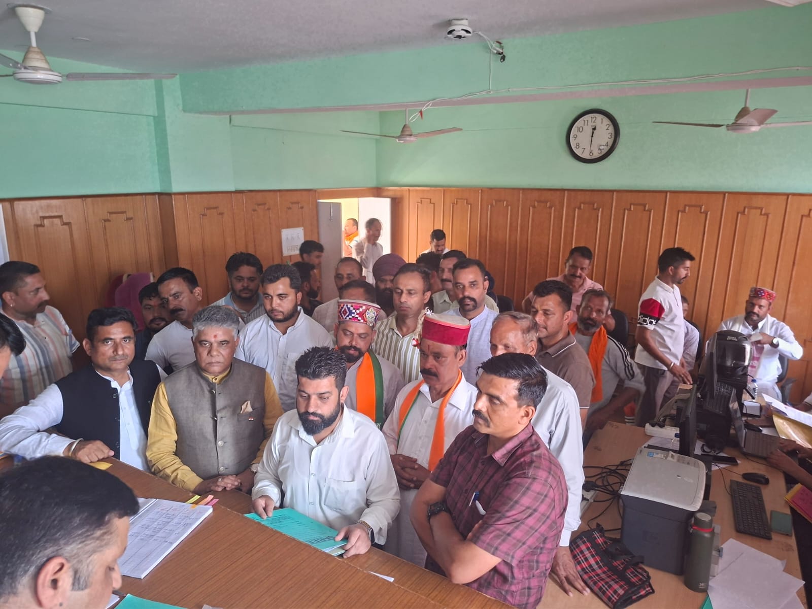 बारी वार्ड नंबर 25 से अपना नामांकन पत्र भरतीं अनुपमा कुमारी। -स्त्रोत : पार्टी बारी वार्ड नंबर 25 से अपना नामांकन पत्र भरतीं अनुपमा कुमारी। -स्त्रोत : पार्टी
