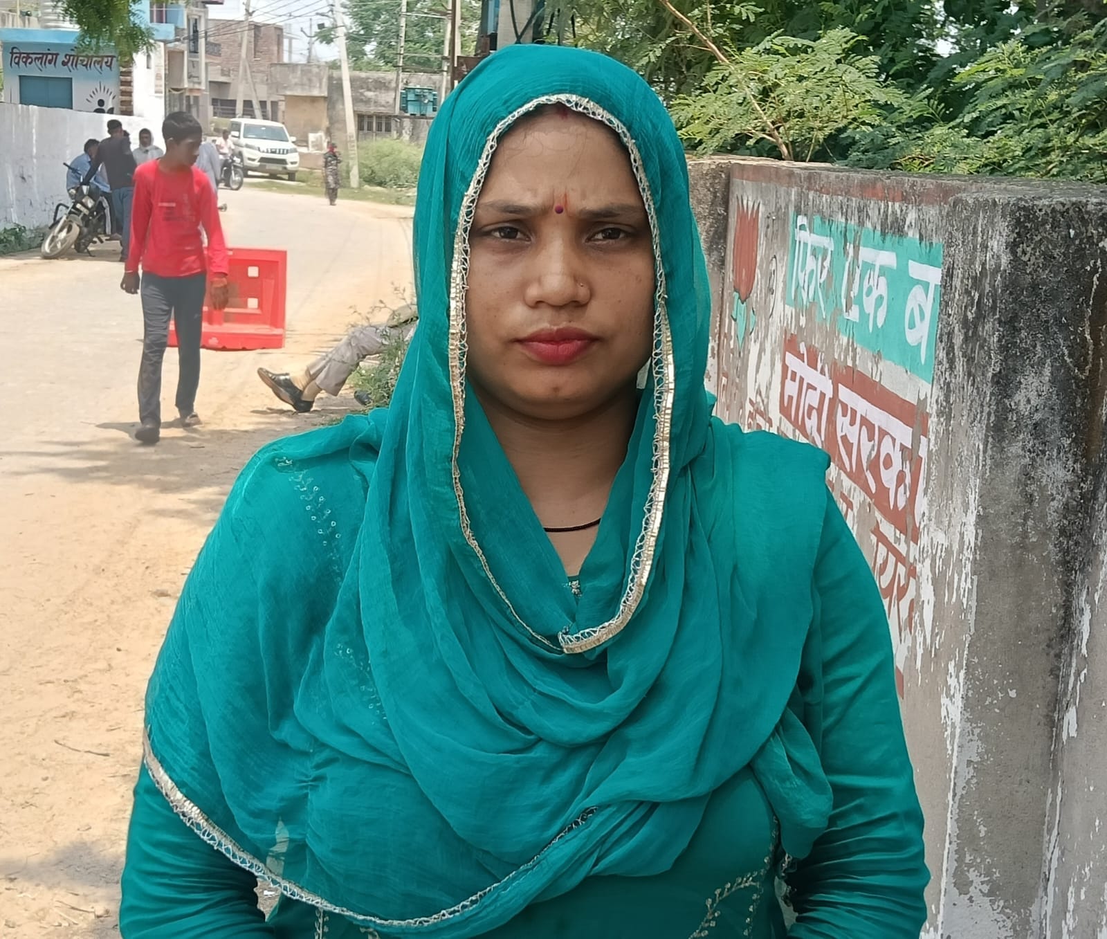 बावल में वोट डालने के बाद खुशी जाहिर करती महिलाएं। संवाद