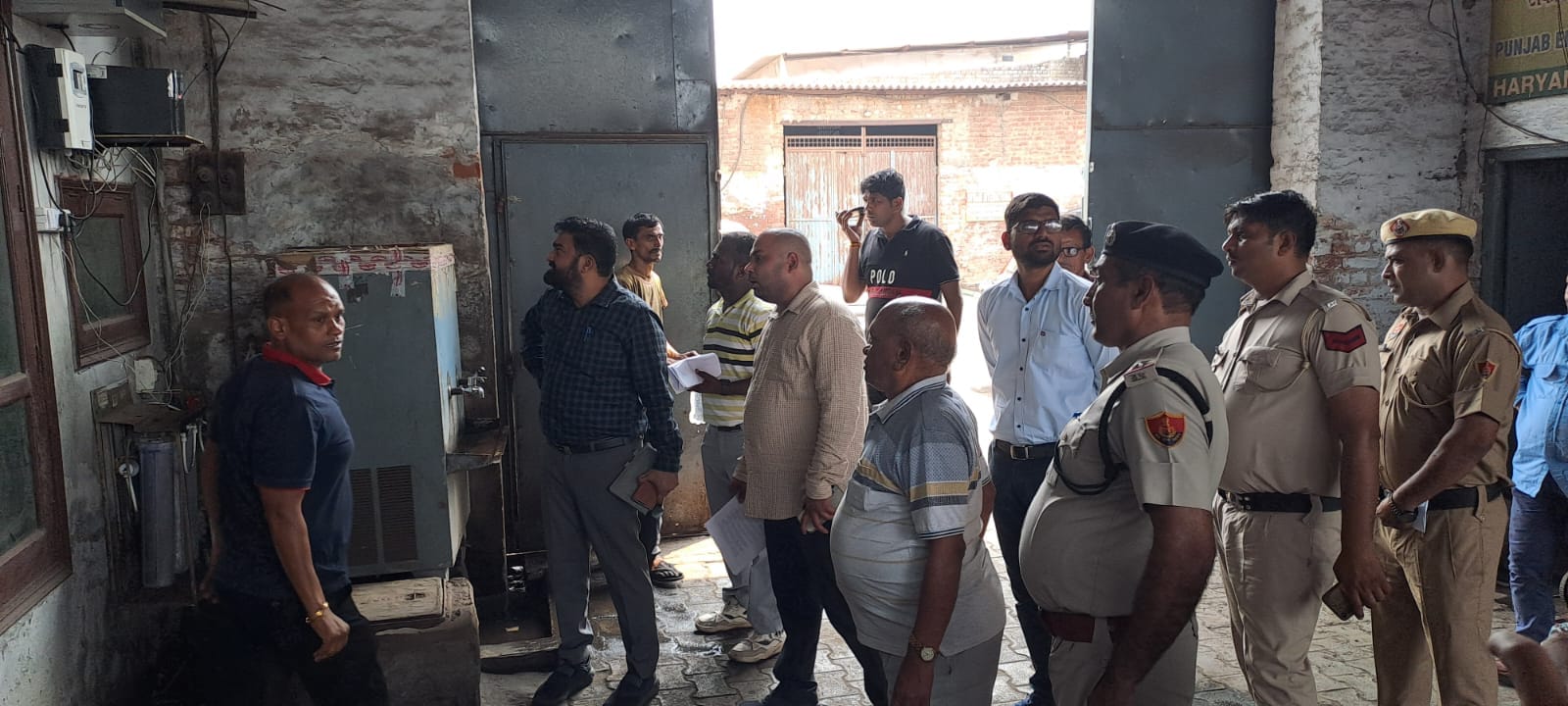 फैक्टरी में लगा प्रदूषण मापक यंत्र। संवाद