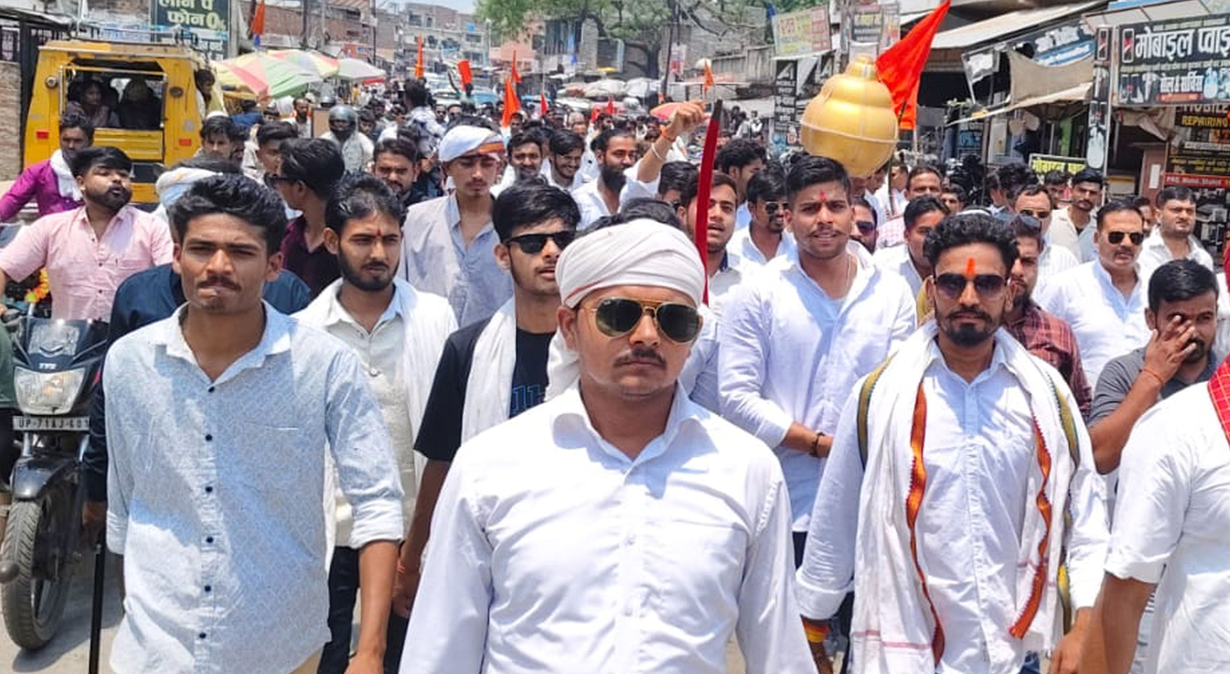 फोटो-01-शोभा यात्रा निकालते लोग। संवाद फोटो-01-शोभा यात्रा निकालते लोग। संवाद