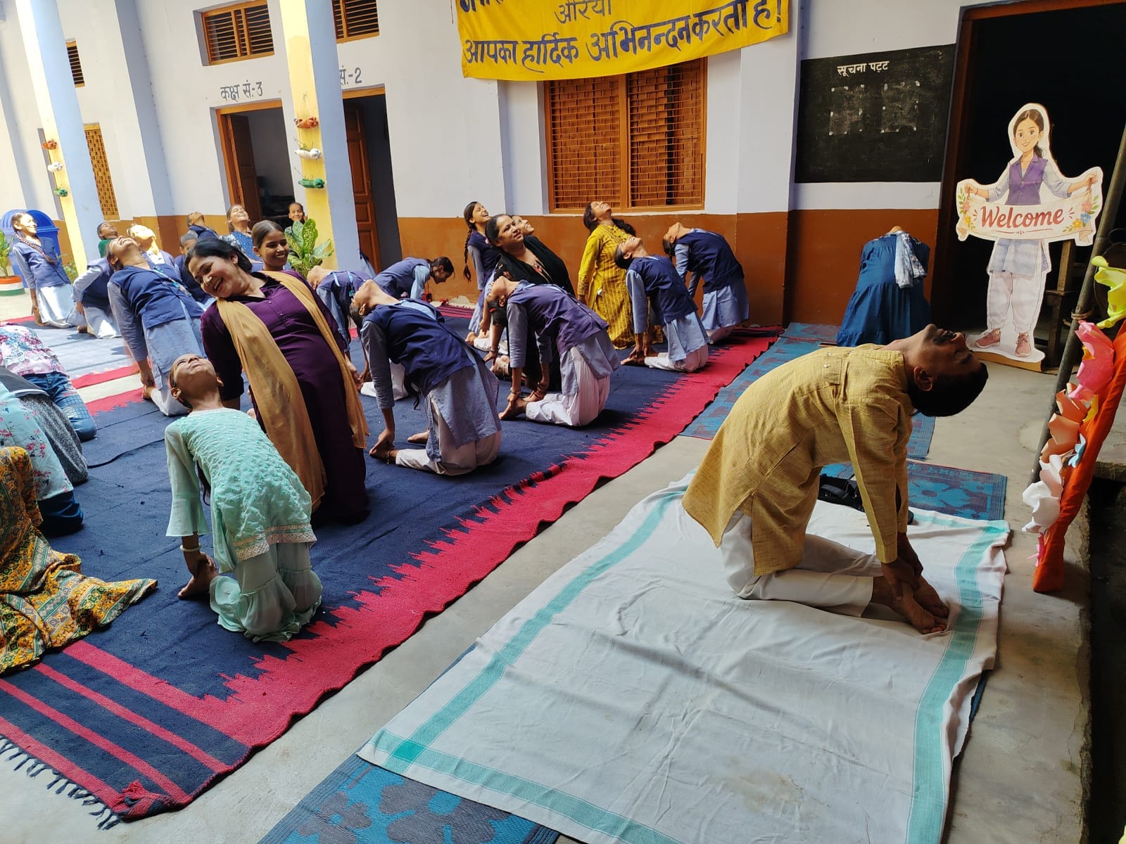 फोटो-21- छात्राओं से संवाद करते योग प्रशिक्षक योगेंद्र मिश्रा। संवाद