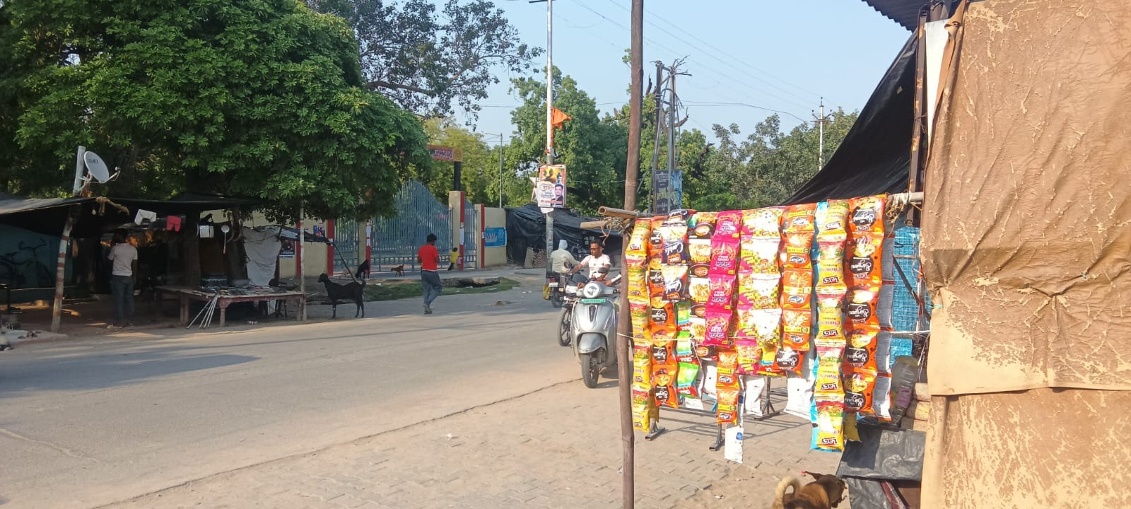फोटो 23 डीएवी स्कूल की बाउंड्री के पास रखा खोखा जिस पर धूम्रपान का बिकता है सामान। संवाद