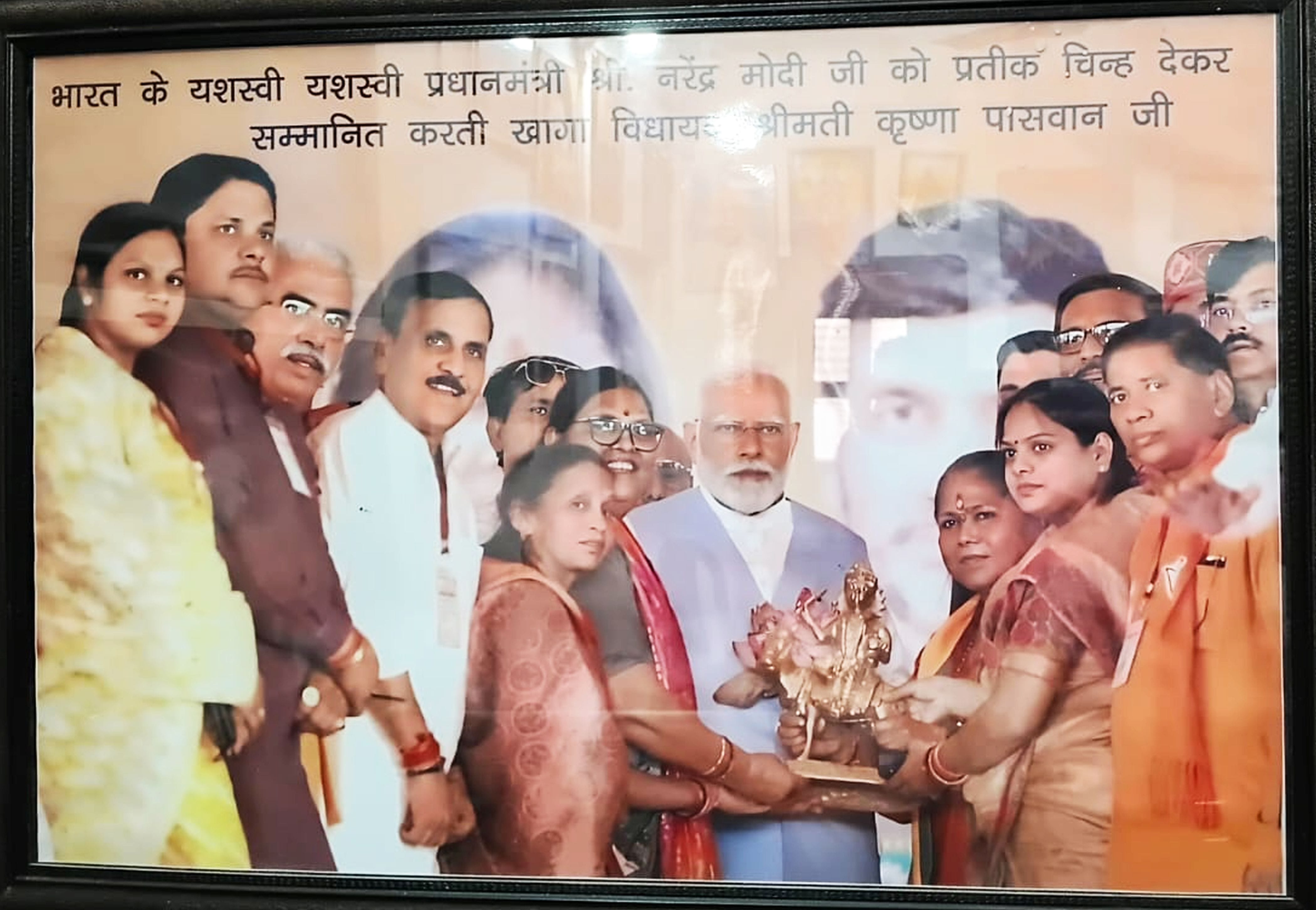 फोटो-25-मंत्री की शपथ लेती खागा विधानसभा विधायक कृष्णा पासवान। स्रोत स्वयं फोटो-25-मंत्री की शपथ लेती खागा विधानसभा विधायक कृष्णा पासवान। स्रोत स्वयं