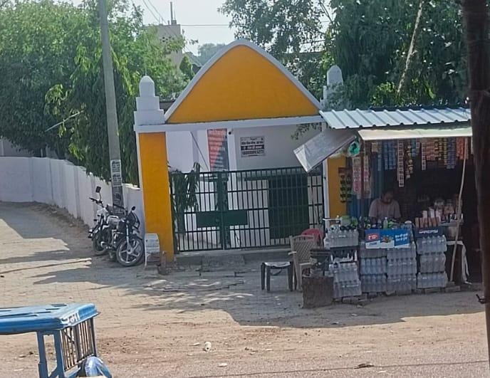 फोटो-28- विवेकानंद ग्रामोद्योग महाविद्यालय के बगल में गुमटी पर लटकते गुटखा। संवाद फोटो-28- विवेकानंद ग्रामोद्योग महाविद्यालय के बगल में गुमटी पर लटकते गुटखा। संवाद